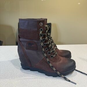 Sorel Boots Womens 8.5 Lexie Wedge Heels Ankle Bootie Leather Wine Burgundy